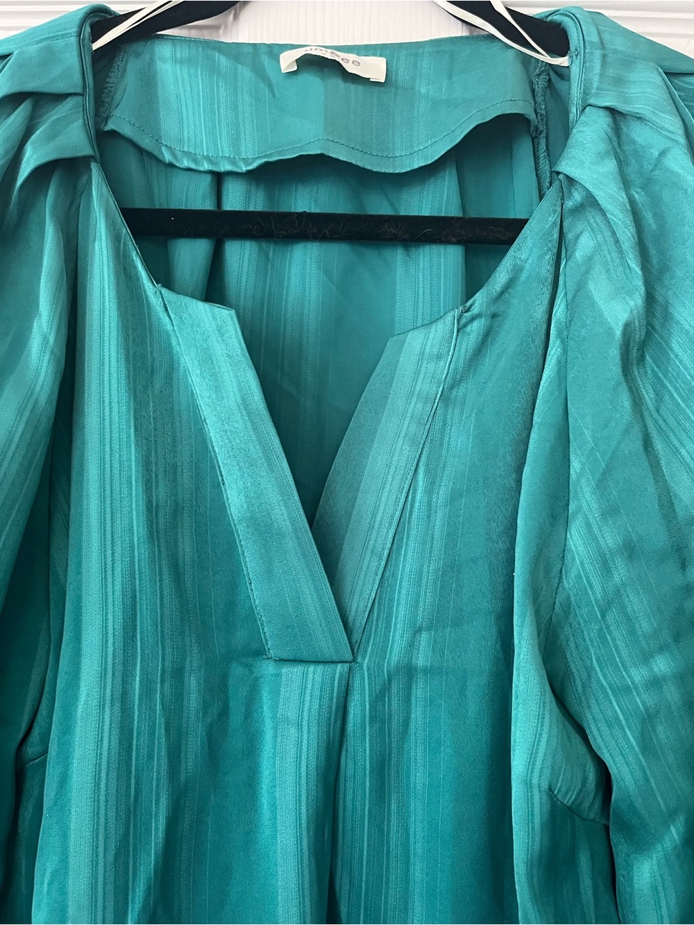 Women’s Umgee Green V Neck drapey blouse top New - Picture 2 of 7